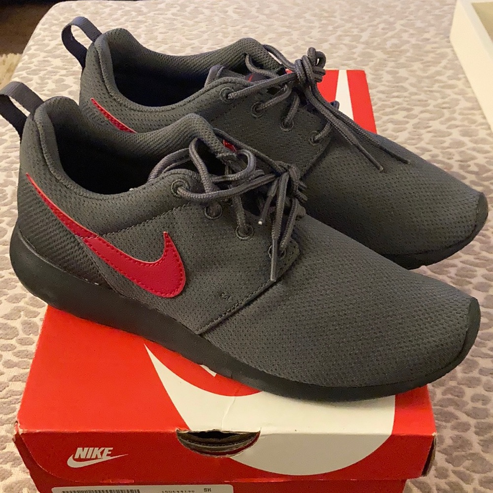 NWT Nike Roshe Run GS